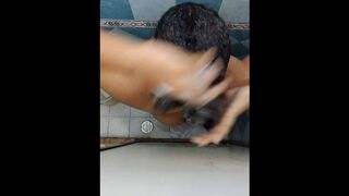 esposa gordibuena embarazada en la ducha