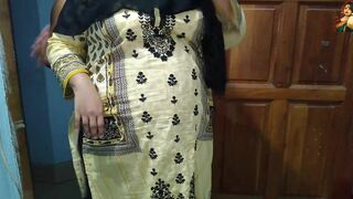 Desi Indian Bhabhi chuda chudi karane se pahale Devor ke bagal ke baal kaat die - Bhabhi ko Jabardast Chudai aur cum out