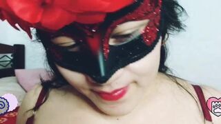 Madrastra juega con sus grandes senos