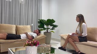 Psicologa prueba esperma de paciente impotente - 4 image