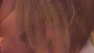 Loira perfeita fudendo com maestria