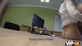 VIP4K. MILF no tiene miedo de follar si eso la acerca al dinero