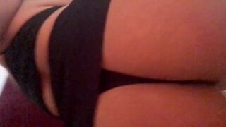 Morena gostosa brinca muito