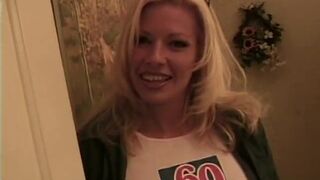 Horny babe likes the feeling of a hard pole banging her wet cunt