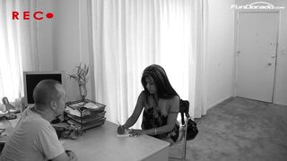 Latina nimmt riesen schwanz fuer job