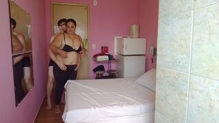 Admirei o tamanho da bunda dela e a buceta grande antes de colocar meu pau na buceta dela BBW