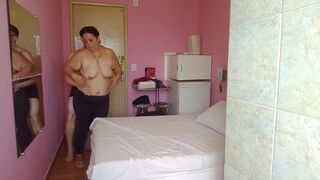 Admirei o tamanho da bunda dela e a buceta grande antes de colocar meu pau na buceta dela BBW