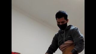 Jovencito rompiendole el oyo a escort madura