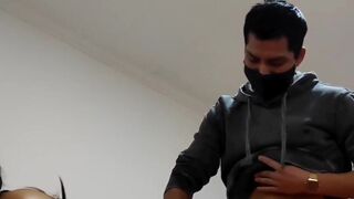 Jovencito rompiendole el oyo a escort madura