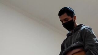 Jovencito rompiendole el oyo a escort madura