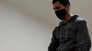 Jovencito rompiendole el oyo a escort madura