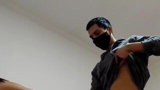 Jovencito rompiendole el oyo a escort madura