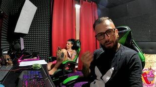 Mentre mangio l'uva Tommy A Canaglia ne approfitta e mi scopa a pecora (Sborrata in bocca finale)