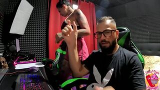 Mentre mangio l'uva Tommy A Canaglia ne approfitta e mi scopa a pecora (Sborrata in bocca finale)