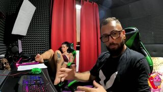 Mentre mangio l'uva Tommy A Canaglia ne approfitta e mi scopa a pecora (Sborrata in bocca finale)