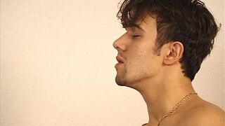 Blonde Milf ist nass ums Foetzchen