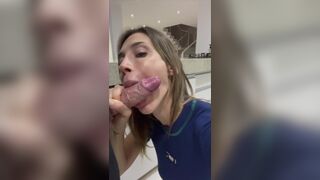 Argentina caliente mamando verga pide la leche en la cara