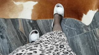 HOT STEPMOM DECIDES TO FUCK HERSELF WITH A DILDO