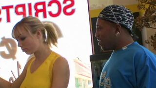 Monster Schwanz in Arsch - notgeile Blondine schreit vor Schmerzen und fickt bis Anschlag