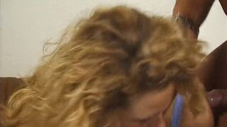 Er leckt die Nachbarsfotze vorm ficken