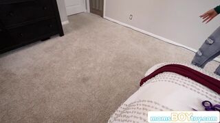 Stepmom Richelle Ryan Says "I always see you checking me out!" S1:E2 - 4 image