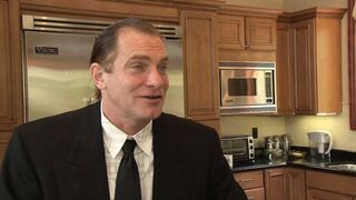 Milf im Latexoutfit wird in der Kueche hart gefickt